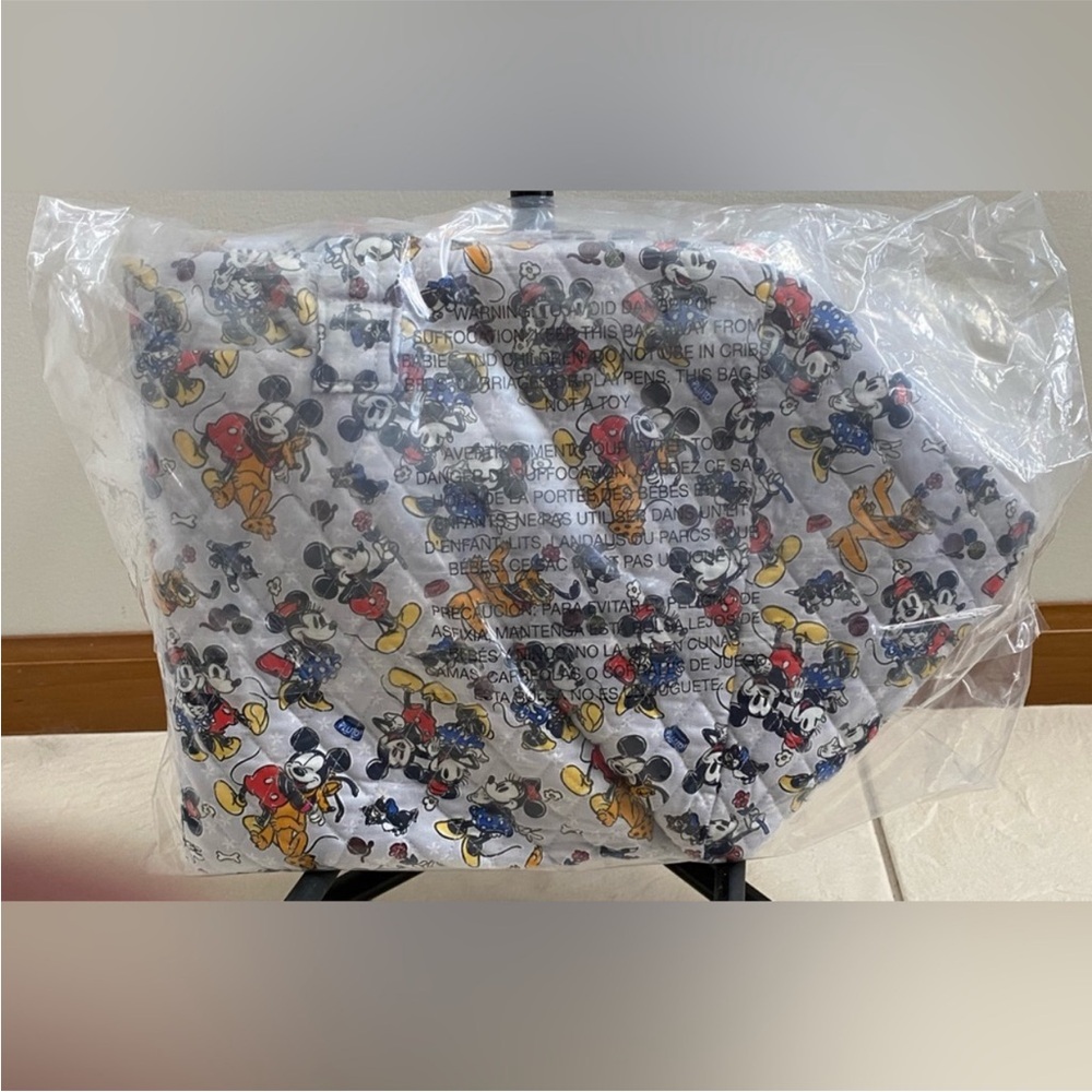Vera Bradley Disney Large Travel Duffel Bag NWT “Mickey Mouse Family Fun Multi” - Picture 4 of 5